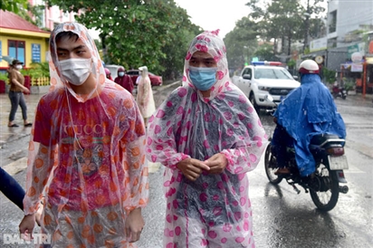 Người dân Sài Gòn xếp hàng dưới mưa hơn 2 tiếng chờ tiêm vắc xin Vero Cell