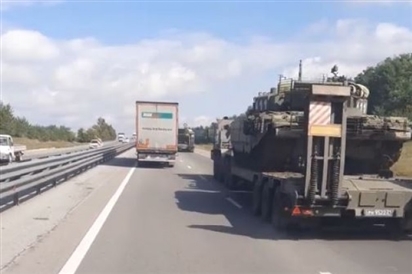 Bắt gặp hàng dài xe quân sự Nga đi về phía Crimea và biên giới Ukraine