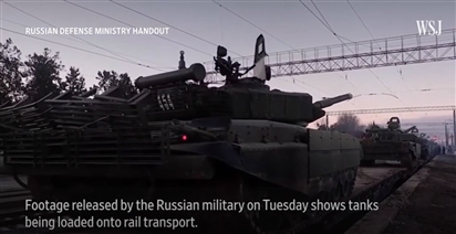 Cận cảnh xe tăng Nga lên tàu hỏa rút khỏi vùng biên giới với Ukraine