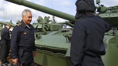 Bộ trưởng Quốc phòng Nga lái xe tăng T-80BVM kiểm tra thao trường Alabino