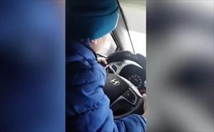 Clip bà mẹ Nga để con trai 6 tuổi lái ô tô 130 km/h trên cao tốc