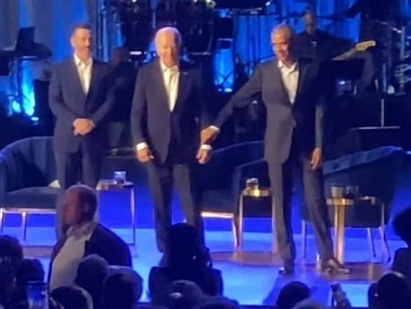 Ông Biden 'đóng băng' trên sân khấu, được cựu Tổng thống Obama giúp