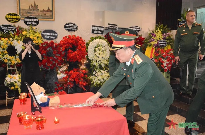 Thượng tướng Hoàng Xuân Chiến dẫn đầu đoàn đại biểu Bộ Quốc phòng Việt Nam viếng và ghi sổ tang tại Đại sứ quán Liên bang Nga